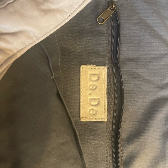 The softest gray leather De.De bag. - Picture 7 of 16